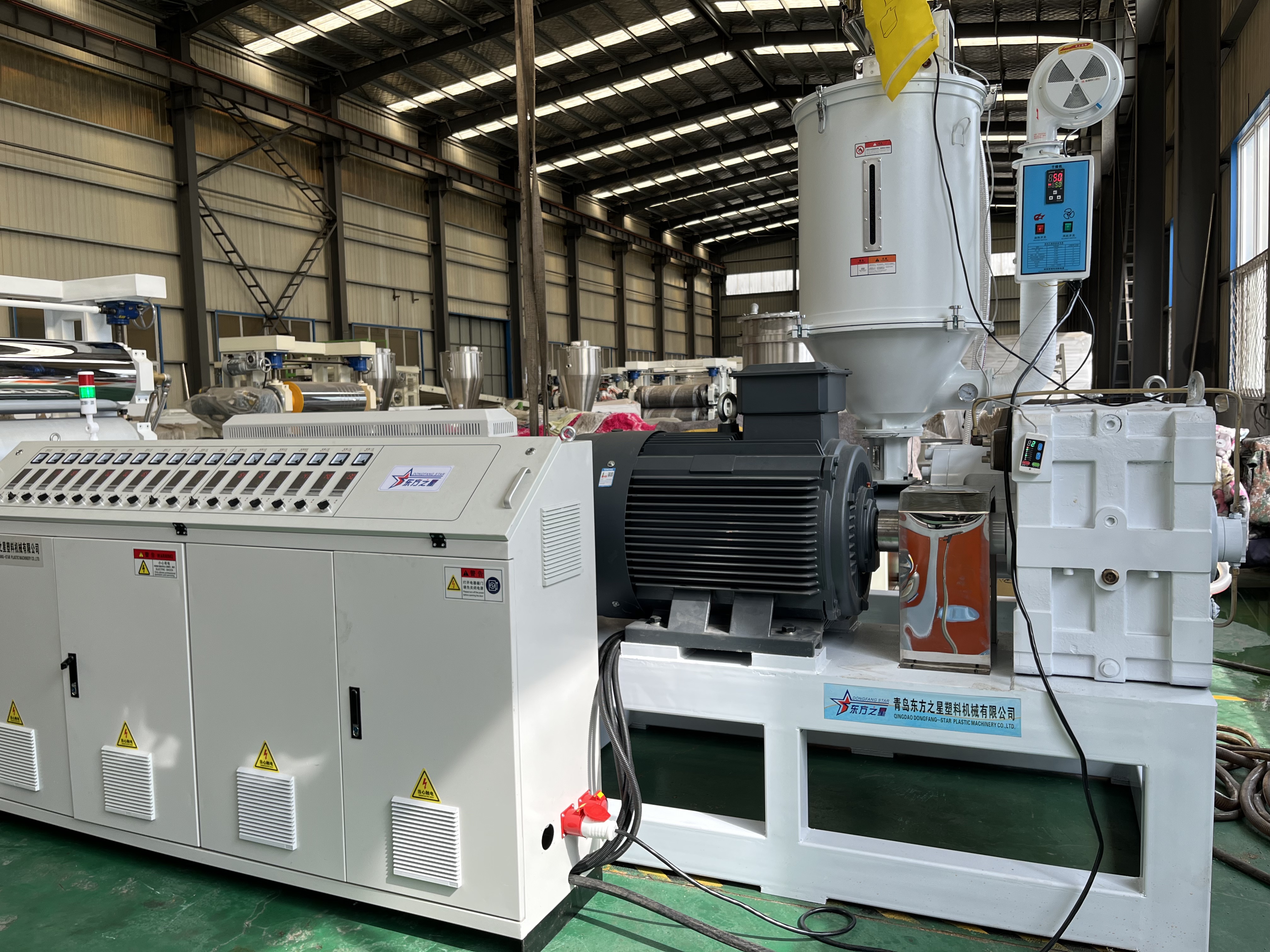 PP/PE sheet equipment is being assembled
